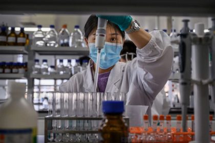 L&rsquo;arrêt cardiaque soudain d&rsquo;une jeune Chinoise relance le débat sur la sécurité des vaccins