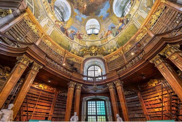 L’une des plus belles bibliothèques au monde datant de l’époque médiévale, il y a plus de 600 ans, vous éblouira