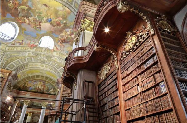 L’une des plus belles bibliothèques au monde datant de l’époque médiévale, il y a plus de 600 ans, vous éblouira