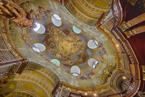 L’une des plus belles bibliothèques au monde datant de l’époque médiévale, il y a plus de 600 ans, vous éblouira