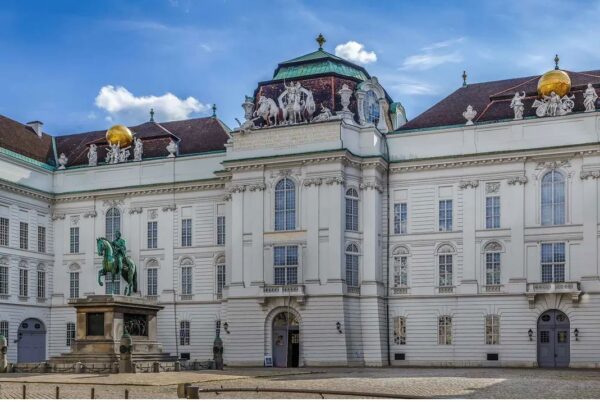 L’une des plus belles bibliothèques au monde datant de l’époque médiévale, il y a plus de 600 ans, vous éblouira