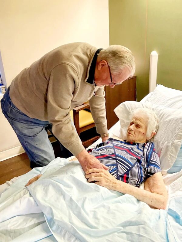 Un couple âgé de 99 et 100 ans partage ses secrets pour 75 ans de mariage heureux