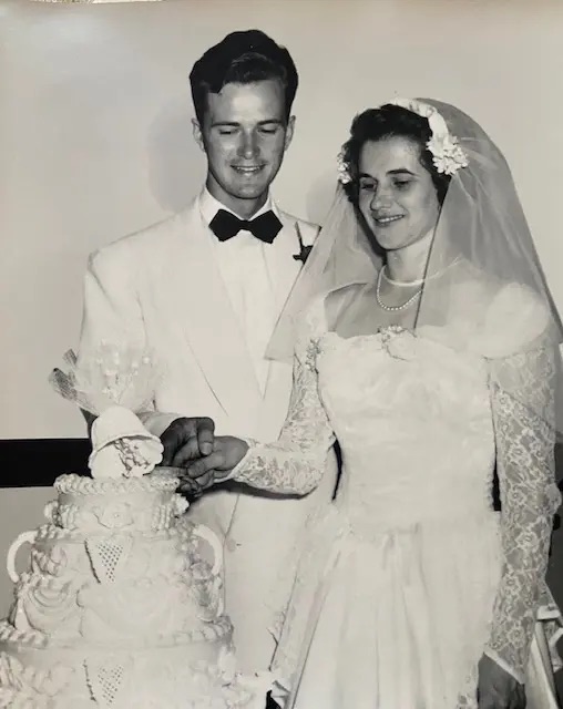 Un couple âgé de 99 et 100 ans partage ses secrets pour 75 ans de mariage heureux