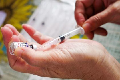 L&rsquo;efficacité des vaccins contre le Covid de Pfizer et Moderna est exagérée, l&rsquo;efficacité étant « bien inférieure » à 50%, selon les chercheurs