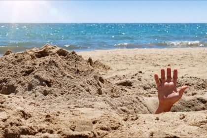 Floride: une petite fille de 7 ans meurt ensevelie sous le sable en jouant avec son frère