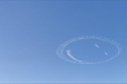 Grande-Bretagne: il dessine un smiley dans le ciel pour remonter le moral à un pensionnaire d&rsquo;hôpital