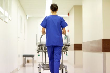 Remerciée après avoir cumulé 530 CDD en 17 ans, cette aide-soignante saisit la justice