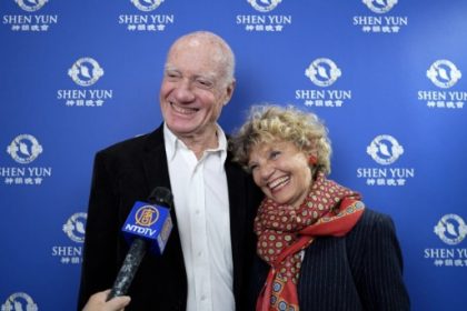 « Les beaux danseurs s’élèvent et on s’élève avec eux », confie une spectatrice de Shen Yun à Toulon