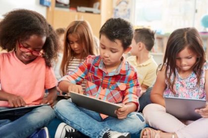 Une étude révèle que les tout-petits apprennent 1000 mots de moins à cause du temps passé devant un écran