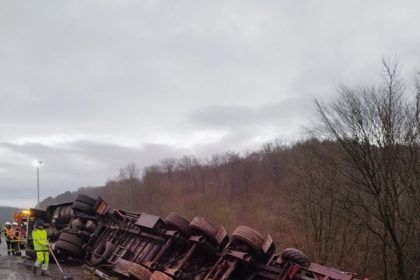 Eure: un camion renversé, 4500 poulets en liberté sur l&rsquo;autoroute A13