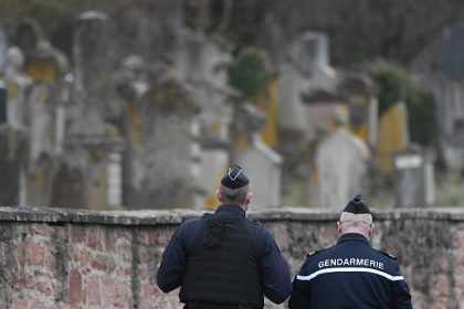 « Allah », « l&rsquo;ours musulman se réveille », « gwers »: une cinquantaine de tombes taguées dans un petit village de Dordogne