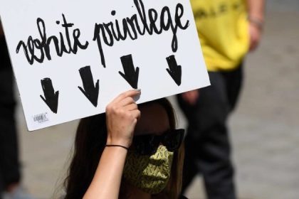 La « discrimination » sévit dans les institutions canadiennes – mais comment cette « discrimination » est-elle définie?