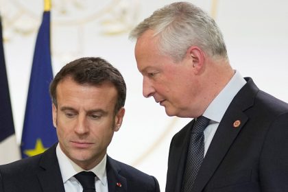 Le déficit dérape, Emmanuel Macron consulte ses ministres et sa majorité