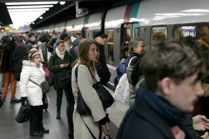 Paris: des passagers du RER D aident une mère de famille à retrouver son portable, démasquant le pickpocket