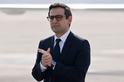 « Le coup de force se poursuit » : la gauche et le RN dénoncent le choix de Stéphane Séjourné pour la Commission européenne