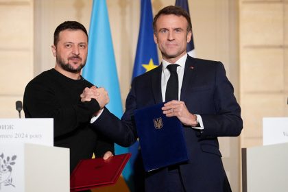 Envoi d&rsquo;instructeurs en Ukraine : Emmanuel Macron veut « finaliser » une coalition de pays