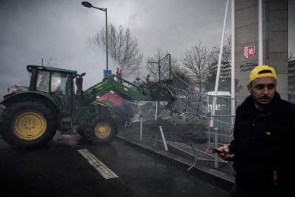 Des agriculteurs de la Coordination Rurale reçus au Conseil régional de Nouvelle-Aquitaine après avoir pris d&rsquo;assaut son bâtiment