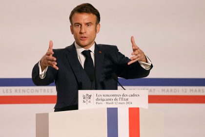 Emmanuel Macron exhorte les cadres de l&rsquo;État de simplifier « plus vite », sinon « c&rsquo;est bibi qui paye »