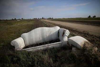 Un Italien se débarrasse de deux divans dans la nature, la police les lui dépose dans son jardin