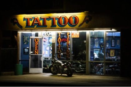 Plus de 80% des encres de tatouage contiennent des substances non répertoriées susceptibles de provoquer des lésions organiques et des allergies, selon une étude