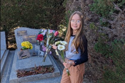 Victoire, 12 ans, fleurit les tombes avec des bouquets invendus pour rendre hommage aux personnes décédées