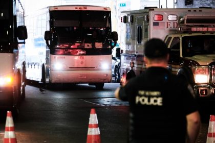 Le Texas dépose les migrants illégaux par bus dans les rues de New York, le maire de la ville porte plainte
