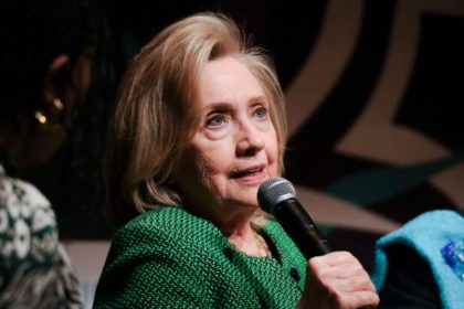 Hilary Clinton: Les électeurs devraient oublier le « vieil » âge de Joe Biden et voter pour lui pour « sauver » la démocratie