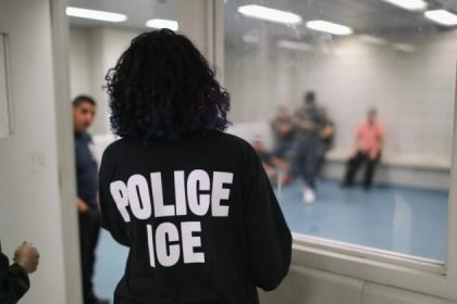 Un TikToker qui encourageait les migrants clandestins comme lui à squatter les maisons a été arrêté aux États-Unis