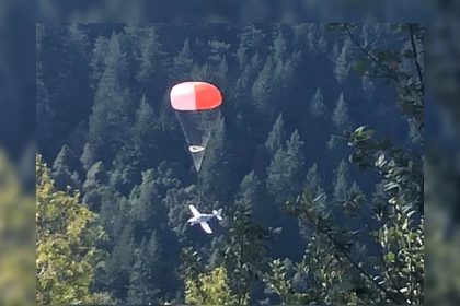 «C’est un miracle»: le parachute intégré à l&rsquo;avion se déclenche, sauvant une famille du crash