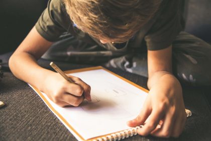 Erwann, 9 ans, livré à lui-même pendant 2 ans en Charente, « va bien » et « s&rsquo;épanouit » à l&rsquo;école après la condamnation de sa mère