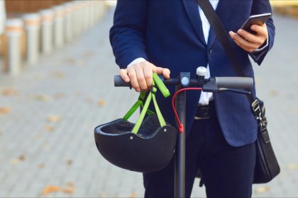 Sécurité routière: les utilisateurs de trottinettes électriques devront respecter les mêmes règles que les cyclistes