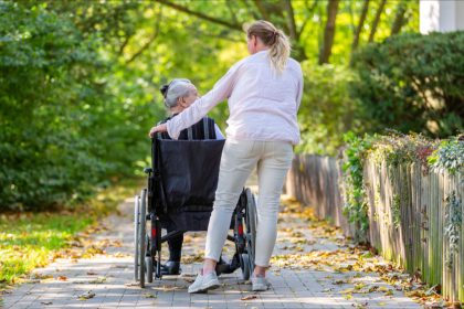 Rodéo urbain: il percute violemment une femme qui poussait sa maman de 90 ans en fauteuil roulant et s&rsquo;enfuit