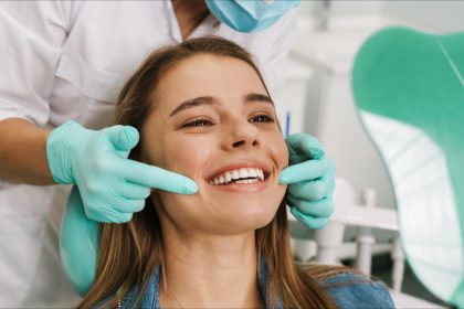 Au CHU de Brest, la chienne Scully assiste les dentistes et apaise les patients