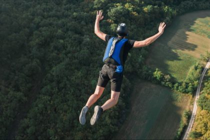 Son parachute ne s&rsquo;ouvre pas: un base jumper chute de 140 mètres… et survit grâce à un arbre et des pêcheurs