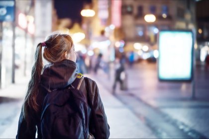 Seine-et-Marne: une jeune femme de 20 ans tailladée à coups de cutter au visage en pleine rue, l&rsquo;agresseur en fuite
