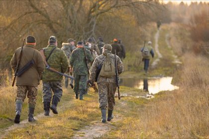 Gironde: elle agresse une dizaine de chasseurs et percute l&rsquo;un d&rsquo;entre eux avec sa voiture