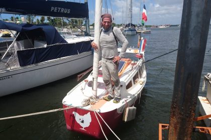 Yann Quénet : un tour du monde à bord de Baluchon, un micro-voilier de 4 mètres