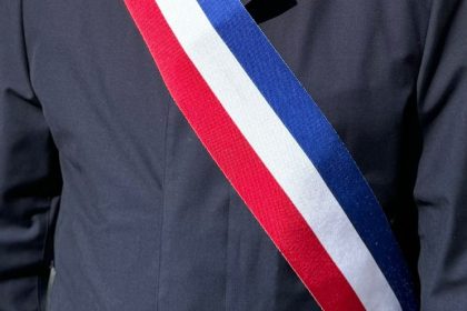 Val-de-Marne : un maire fait un salut nazi, la préfète saisit la justice