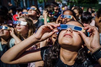 Comment voir l&rsquo;éclipse solaire totale du 8 avril en direct du Québec avec des explications en français ?