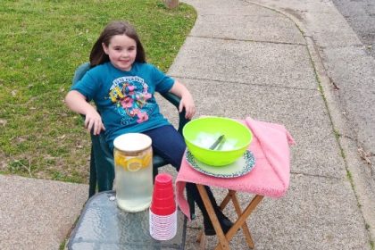Une fillette de 7 ans vend de la limonade pour payer la pierre tombale de sa mère, récolte 15.000 dollars et beaucoup de réconfort