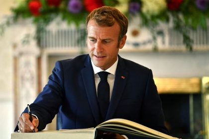 Livres d&rsquo;occasion: Emmanuel Macron annonce une contribution pour « protéger le prix unique » du neuf