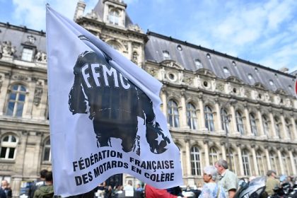 Paris: des milliers de motards manifestent contre le contrôle technique obligatoire