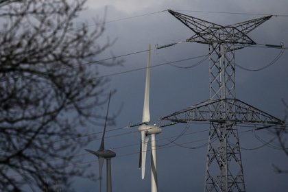 « Décarboner oui, saccager non »: 500 manifestants à Arles contre un projet de ligne à très haute tension