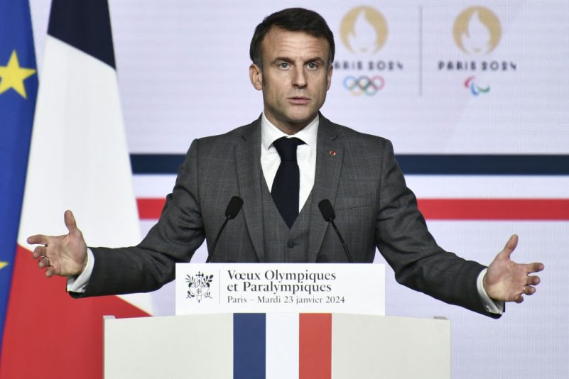 JO 2024, Emmanuel Macron relayeur de la flamme : ce n&rsquo;est « pas mon rôle ni ma place »