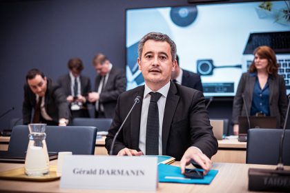 Attaque iranienne: Gérald Darmanin renforce la sécurité devant les lieux de culte et écoles juifs
