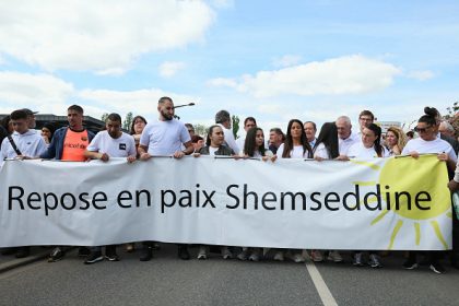 Marche blanche à Viry-Châtillon: plus de 1.000 personnes pour rendre hommage à Shemseddine