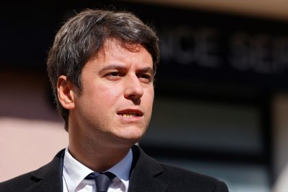 « Pas de jour férié quand on est en campagne », lance Gabriel Attal à la majorité