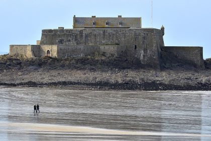 Saint-Malo: une mère et son fils sauvés de la noyade par le moniteur d’une école de voile