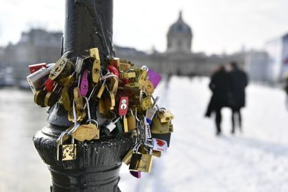 Paris: la nuit sur le pont des Arts, des riverains s’activent pour retirer les cadenas des touristes