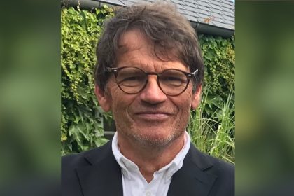 « Le smartphone tue : c&rsquo;est la principale  raison de notre sédentarisation, il nuit gravement à nos habitudes alimentaires et à notre sommeil » selon le docteur Yannick Guillodo